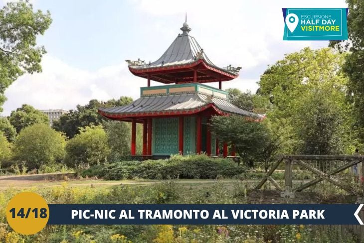 BY NIGHT: Vi accompagneremo in un'incantevole visita al Victoria Park, dove avremo l'opportunità di ammirare la maestosa Chinese Pagoda. Immersi nel verde del parco, scopriremo questa struttura iconica, simbolo di storia e grazia. Godremo di un tranquillo picnic sotto gli alberi secolari, vivendo l'atmosfera serena e suggestiva del parco e lasciandoci incantare dalla bellezza di questa straordinaria Pagoda. Un'esperienza unica per immergersi nella natura, in un angolo di Londra senza tempo.