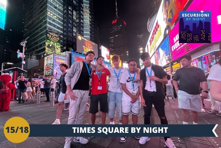 BY NIGHT: Siamo pronti a vivere la magia di Times Square di notte, quando le luci brillano e l'energia della città raggiunge il suo massimo. Passeggeremo tra i neon colorati, i cartelloni pubblicitari giganti e la folla che rende questa piazza un punto nevralgico di New York. L'atmosfera vibrante di Times Square, con i suoi suoni e colori, è un'esperienza unica che non delude mai.