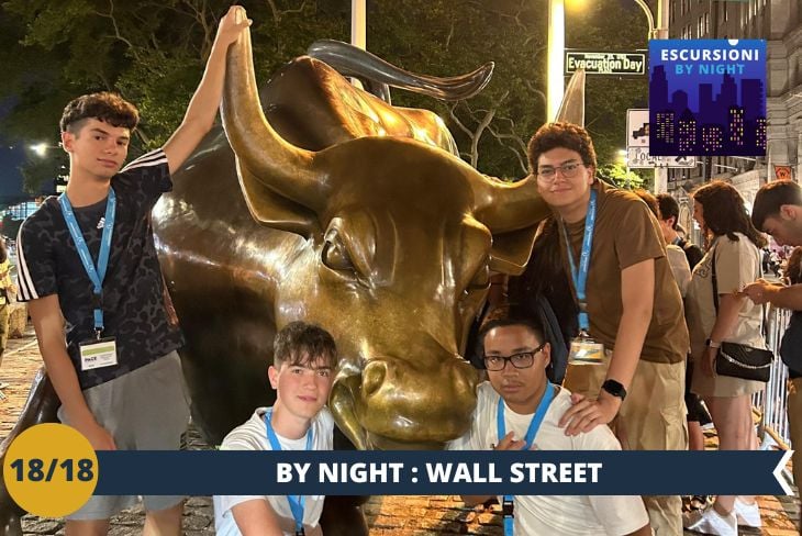 BY NIGHT: Di sera, Wall Street prende vita con una nuova atmosfera, lontana dal trambusto quotidiano. Passeggeremo tra i suoi grattacieli storici, ammirando la Borsa di New York e il famoso Charging Bull, che si stagliano sotto le luci soffuse della notte. Il cuore finanziario di New York offre una vista spettacolare di notte, con edifici illuminati che raccontano la storia di una delle aree più iconiche della città.