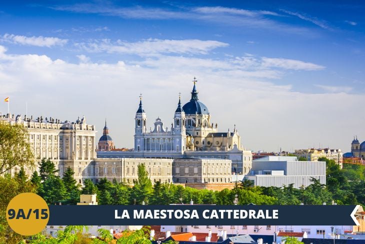 Un fantastico walking tour che inizia dalla Cattedrale dell'Almudena, uno dei simboli principali della città che sorge maestosa nel cuore di Madrid.  Eretta sul sito di una precedente moschea, la sua imponente facciata domina il centro storico. Consacrata nel 1993 da Papa Giovanni Paolo II, è dedicata alla Virgen de la Almudena, patrona della capitale. Con una fusione di stili neoromanico, neogotico e neoclassico, la cattedrale presenta una bellezza senza tempo! Osserveremo le sue linee eleganti e il gioco di luci e ombre creato dalle vetrate policrome, che conferiscono un’atmosfera unica alla struttura. La cattedrale, con le sue terrazze panoramiche, rappresenta il cuore spirituale e geografico di Madrid, ed è una delle tappe più suggestive della città.