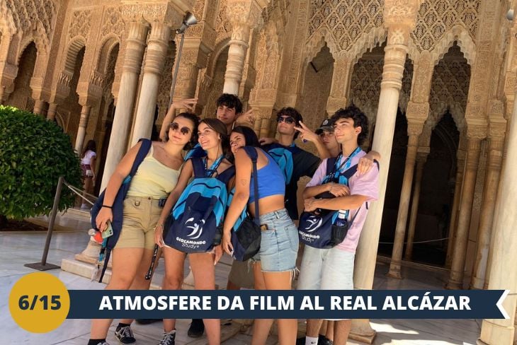 Nel pieno centro di Siviglia, circondato da possenti mura merlate, si erge l'affascinante Real Alcázar (INGRESSO INCLUSO), autentico gioiello tra i palazzi reali europei ancora in uso. Durante il tour guidato, rimarrete incantati dalle sue meraviglie: sale sfavillanti, padiglioni ricoperti d'oro e affreschi mozzafiato. Vi stupiranno la monumentale Sala dei Re, dove vi osserveranno i volti dei sovrani spagnoli, e l'elegante Patio de las Doncellas, incorniciata da preziose colonne marmoree intarsiate. I suoi incantevoli giardini, che hanno prestato il loro fascino ai Giardini d'acqua di Dorne in Game of Thrones, vi regaleranno momenti di pura magia tra fontane danzanti, aiuole fiorite e romantici specchi d'acqua. Questo capolavoro architettonico continua a raccontare, sfidando il tempo, la grandezza della civiltà islamica andalusa, faro di cultura, arte e sapere nel Mediterraneo. Il Real Alcázar è la quintessenza di Siviglia, uno scrigno di meraviglie che celebra la sua eredità multiculturale. (Escursione di mezza giornata)