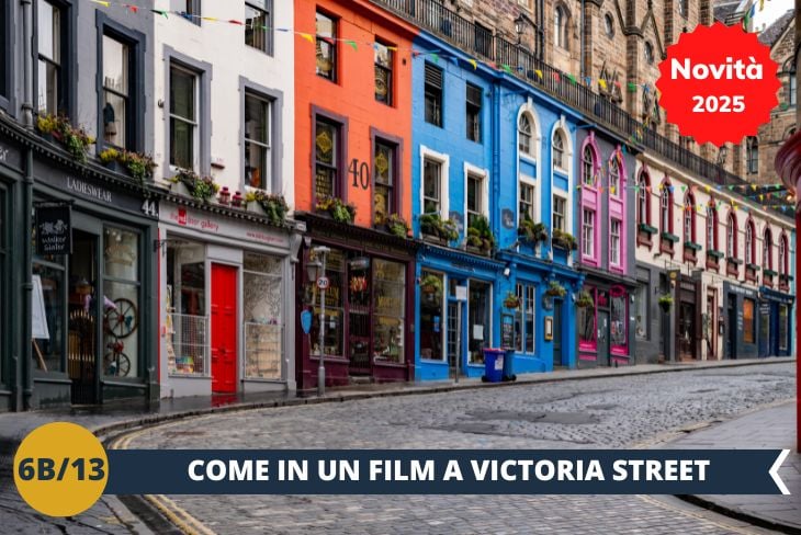 Proseguiremo il nostro tour verso Victoria Street, una delle strade più fotografate di Edimburgo. Con la sua architettura colorata e la forma a curva, questa via è una delle più pittoresche della città. Un tempo parte del mercato del bestiame, oggi è un centro per negozi unici e boutique indipendenti. Questa strada è anche famosa per aver ispirato alcune delle location nella saga di Harry Potter, con la sua atmosfera da mondo magico che la rende irresistibile per i visitatori.