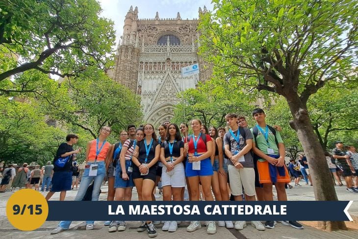 Un autentico simbolo della città vi attende: la maestosa Cattedrale di Santa Maria della Sede di Siviglia (INGRESSO INCLUSO), che con i suoi imponenti 117 metri rappresenta uno dei massimi capolavori dell'architettura gotica mondiale. Un’appassionante visita guidata vi condurrà alla scoperta di questo prodigio architettonico, la cui costruzione, iniziata nel 1401, ha attraversato ben cinque secoli di storia. Rimarrete incantati dalle vertiginose volte a crociera e dal suggestivo intreccio di colonne finemente scolpite, testimoni dell'evoluzione dello stile gotico nei secoli. La celebre Giralda, antica torre minareto dell'epoca moresca, si innalza per 104 metri dominando lo skyline cittadino. All'interno, vi attende un tesoro di opere d'arte: dalle monumentali vetrate istoriate agli straordinari bronzi del coro, fino alle tombe dei Re Cattolici e di Cristoforo Colombo. Un viaggio emozionante attraverso la storia di Siviglia e dell'arte sacra spagnola. (Escursione di mezza giornata)