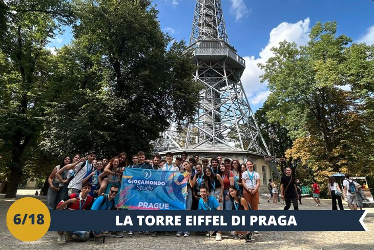 Un'avventura mozzafiato vi attende sulla collina di Petřín! Attraverso viali alberati che regalano scorci suggestivi sul centro storico, raggiungeremo questa affascinante "sorella minore" della Torre Eiffel (INGRESSO INCLUSO). Costruita per l'Esposizione del 1891, questa torre in scala 1:5 nasconde un curioso segreto: la sua cima si trova alla stessa altezza sul livello del mare dell'originale parigina! Saliremo fino in vetta per goderci uno dei panorami più spettacolari sulla città. (escursione di mezza giornata)