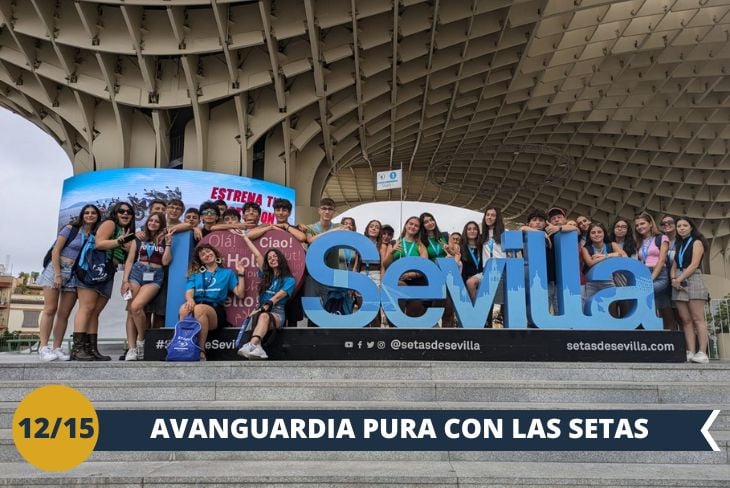 Preparatevi a rimanere incantati da una delle architetture più audaci d'Europa: il Metropol Parasol (INGRESSO INCLUSO), anche chiamato "Las Setas de Sevilla". Quest'opera visionaria, che raggiunge i 30 metri di altezza, ha trasformato il profilo urbano di Siviglia con la sua presenza suggestiva. La geniale creazione dell'architetto Jürgen Mayer si distingue per i suoi sei imponenti parasoli che, intrecciandosi armoniosamente, creano forme organiche simili a funghi monumentali. Al di sotto di questa impressionante struttura in legno si apre uno spazio pubblico vibrante, edificato sulle fondamenta dello storico mercato. Il momento clou della visita è l'accesso al punto panoramico superiore, che vi regalerà una prospettiva inedita sulla città. Il complesso è arricchito da locali gourmet, lounge bar, gallerie d'arte e centri culturali. Questo capolavoro contemporaneo ha rivitalizzato il centro cittadino, diventando un luogo magico dove modernità e tradizione si fondono, amato sia dai sivigliani che dai turisti. (Escursione di mezza giornata)