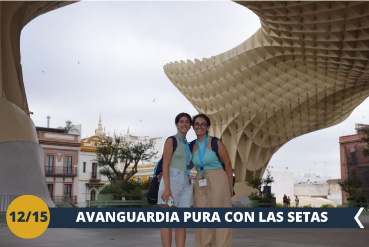 Preparatevi a rimanere incantati da una delle architetture più audaci d'Europa: il Metropol Parasol (INGRESSO INCLUSO), anche chiamato "Las Setas de Sevilla". Quest'opera visionaria, che raggiunge i 30 metri di altezza, ha trasformato il profilo urbano di Siviglia con la sua presenza suggestiva. La geniale creazione dell'architetto Jürgen Mayer si distingue per i suoi sei imponenti parasoli che, intrecciandosi armoniosamente, creano forme organiche simili a funghi monumentali. Al di sotto di questa impressionante struttura in legno si apre uno spazio pubblico vibrante, edificato sulle fondamenta dello storico mercato. Il momento clou della visita è l'accesso al punto panoramico superiore, che vi regalerà una prospettiva inedita sulla città. Il complesso è arricchito da locali gourmet, lounge bar, gallerie d'arte e centri culturali. Questo capolavoro contemporaneo ha rivitalizzato il centro cittadino, diventando un luogo magico dove modernità e tradizione si fondono, amato sia dai sivigliani che dai turisti. (Escursione di mezza giornata)