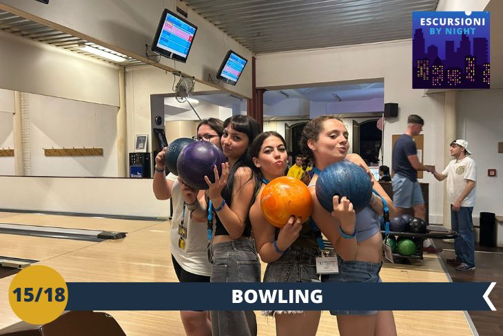 PRAGA BY NIGHT: Indossate le scarpe adatte e scegliete la palla perfetta perché una serata al bowling vi attende, tra strike, risate e tanto divertimento!