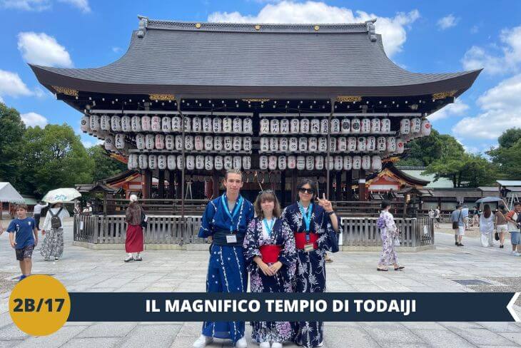 La visita continua con il maestoso Todaiji Temple (INGRESSO INCLUSO), una delle meraviglie buddhiste più importanti del Giappone. Questo tempio straordinario, interamente in legno, è la più grande costruzione di questo tipo al mondo e custodisce al suo interno una colossale statua di Buddha alta oltre 15 metri. Ammirare la grandezza del tempio e l’atmosfera di pace che lo circonda è un’esperienza che lascia il segno. Una tappa imperdibile per chi vuole immergersi nella spiritualità e nell’arte giapponese!