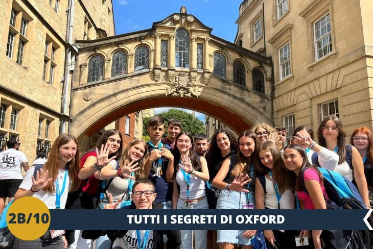 Oxford ci stupirà con i suoi simboli intramontabili, a partire dalla maestosa Radcliffe Camera, una biblioteca circolare che rappresenta uno dei capolavori architettonici più fotografati d’Inghilterra. Questo luogo iconico, dedicato al sapere e alla ricerca, è il cuore pulsante dell’antica Bodleian Library, che visiteremo dall’esterno per ammirarne la grandiosità. Passeggiando per le sue strade acciottolate, scopriremo come ogni angolo della città racconti secoli di storia accademica e intellettuale. Dal fascino delle facciate medievali alla perfezione delle strutture rinascimentali, Oxford si rivelerà un vero paradiso per gli amanti della storia, della cultura e dell’architettura. Un viaggio imperdibile nel cuore della conoscenza!