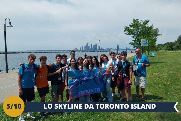 Pronti a scoprire un’oasi di pace nel cuore del Lago Ontario? Raggiungeremo Toronto Island (INGRESSO INCLUSO) con un breve tragitto in traghetto dal centro città, per immergerci in un paradiso di natura e tranquillità. L’isola ci accoglierà con i suoi viali alberati, i parchi curati e le spettacolari viste sulla skyline di Toronto, perfette per scattare foto memorabili. Toronto Island è il luogo ideale per staccare dalla frenesia urbana e godersi un pomeriggio di relax immersi nella bellezza naturale. Qui, tra verde rigoglioso e sentieri panoramici, città e natura si incontrano in un equilibrio unico, offrendoci una pausa rigenerante e indimenticabile. Pronti a lasciarvi incantare? (escursione di mezza giornata)