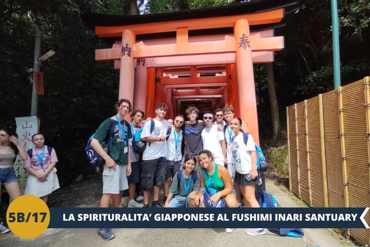 La giornata prosegue con la visita al celebre Fushimi Inari Sanctuary, uno dei santuari shintoisti più famosi del Giappone. Famoso per il suo suggestivo sentiero fiancheggiato da migliaia di torii rossi, il santuario si estende sulle pendici del Monte Inari, regalando un’esperienza unica e indimenticabile. Ogni passo tra i torii ci avvicinerà alla spiritualità giapponese, offrendoci anche viste panoramiche spettacolari su Kyoto. Un luogo che incanta per la sua bellezza e per il senso di pace che trasmette.