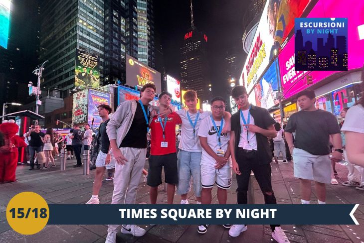 BY NIGHT: Siamo pronti a vivere la magia di Times Square di notte, quando le luci brillano e l'energia della città raggiunge il suo massimo. Passeggeremo tra i neon colorati, i cartelloni pubblicitari giganti e la folla che rende questa piazza un punto nevralgico di New York. L'atmosfera vibrante di Times Square, con i suoi suoni e colori, è un'esperienza unica che non delude mai.